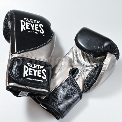 【Reyes/レイジェス】　トレーニング用グローブ８オンス　マジックテープ式　ブラック×シルバー